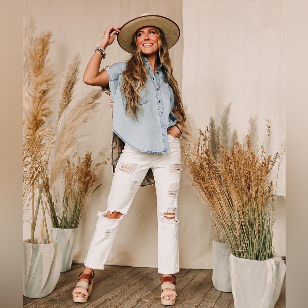 gimmicks by BKE Light Blue Denim Short Sleeve Button-Up Top